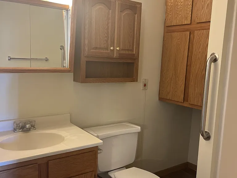 550 College Ave — Photo 7
