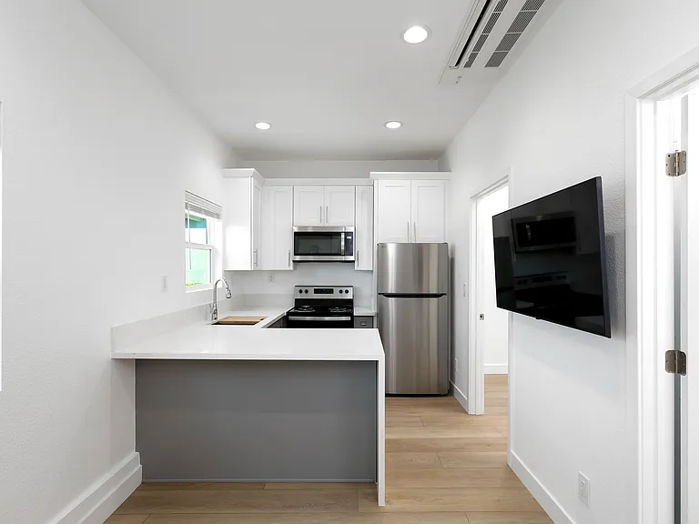 938 W Acacia Ave — Photo 4