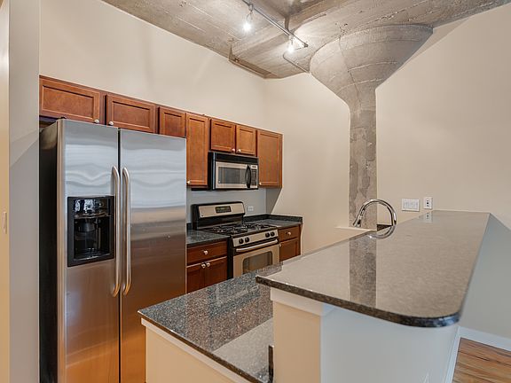 5th image of 1033 W 14th Pl Unit 216