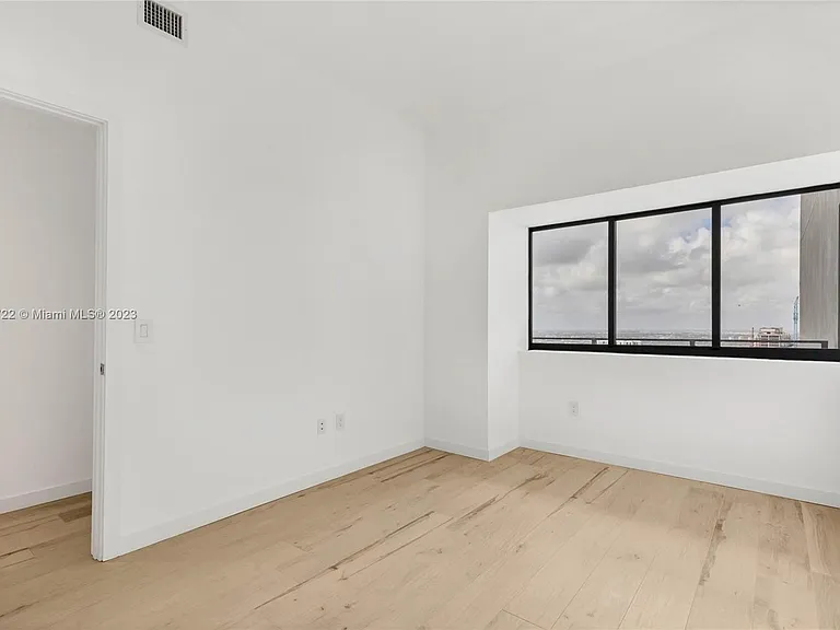 484 NE 31st St — Photo 21