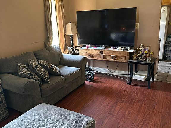 3rd image of 188 Avenue F