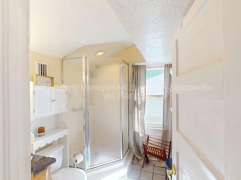 229 W 10th St — Photo 10