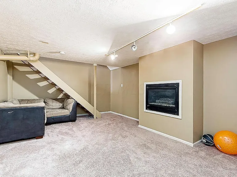 1453 Stonewell Ct — Photo 24
