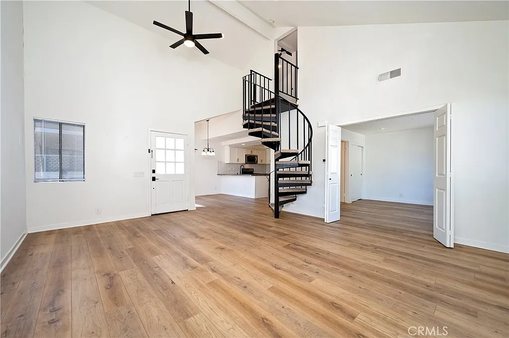 2 bed, 940 sqft, $3,350 — Photo 3