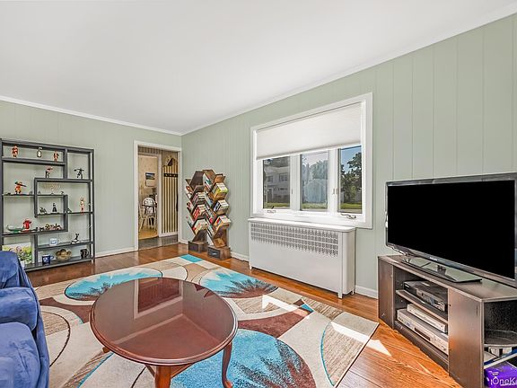 4th image of 45 Birch Avenue E