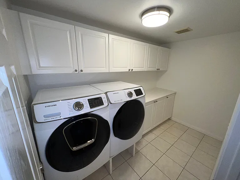 Laundry room - washer & dryer incl.