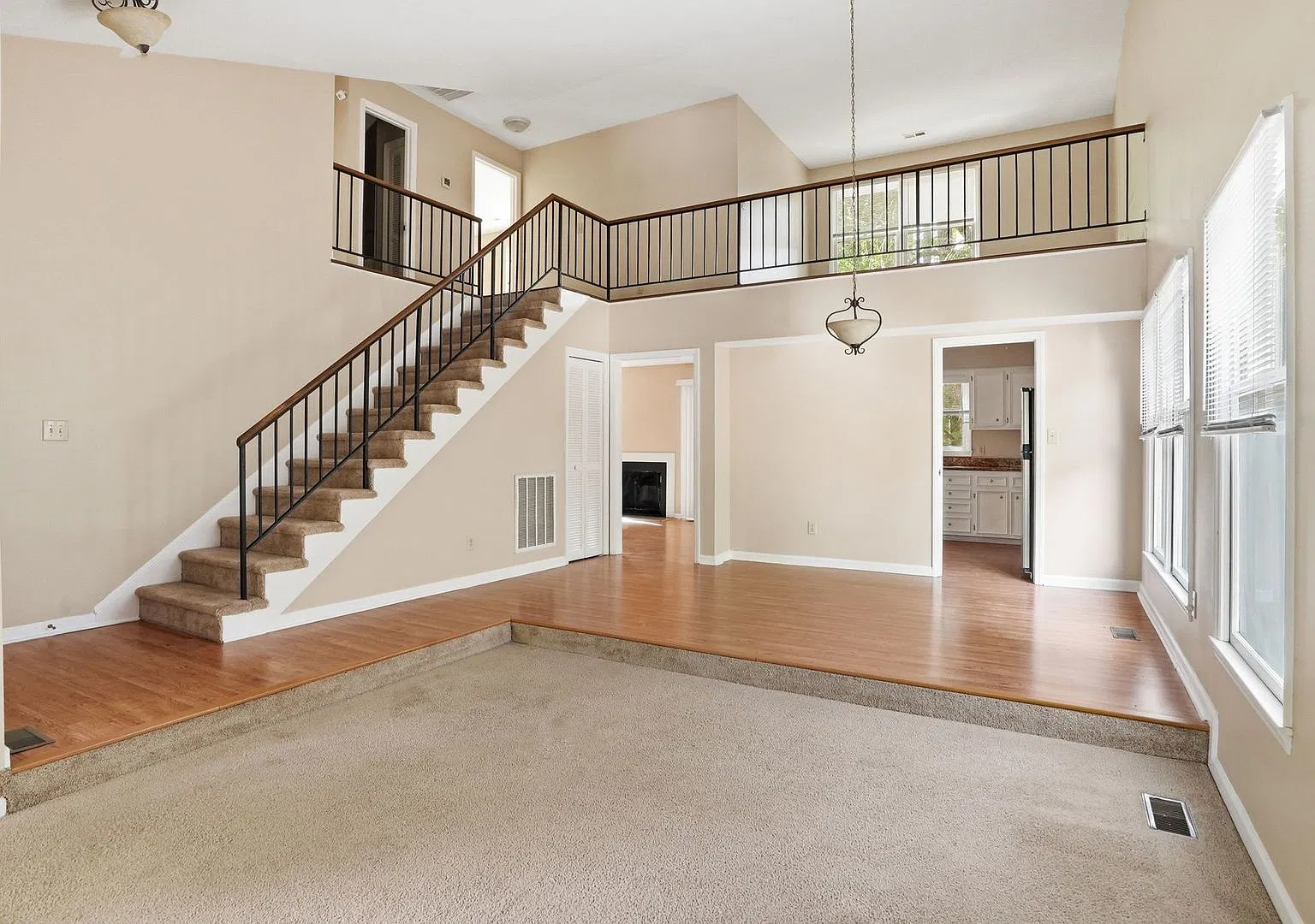 End-Unit 3BR Townhome 2-Car Garage Loft The Meadows, Chapel Hill — Photo 2