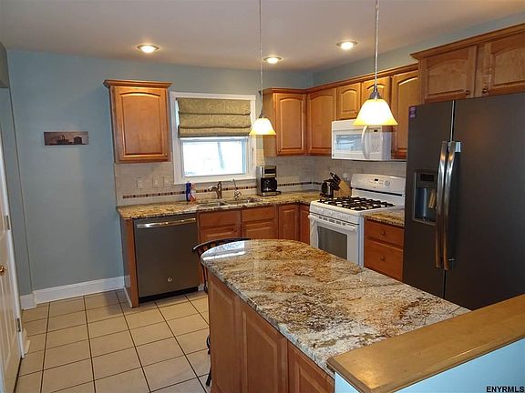 4th image of 16 Circle Dr
