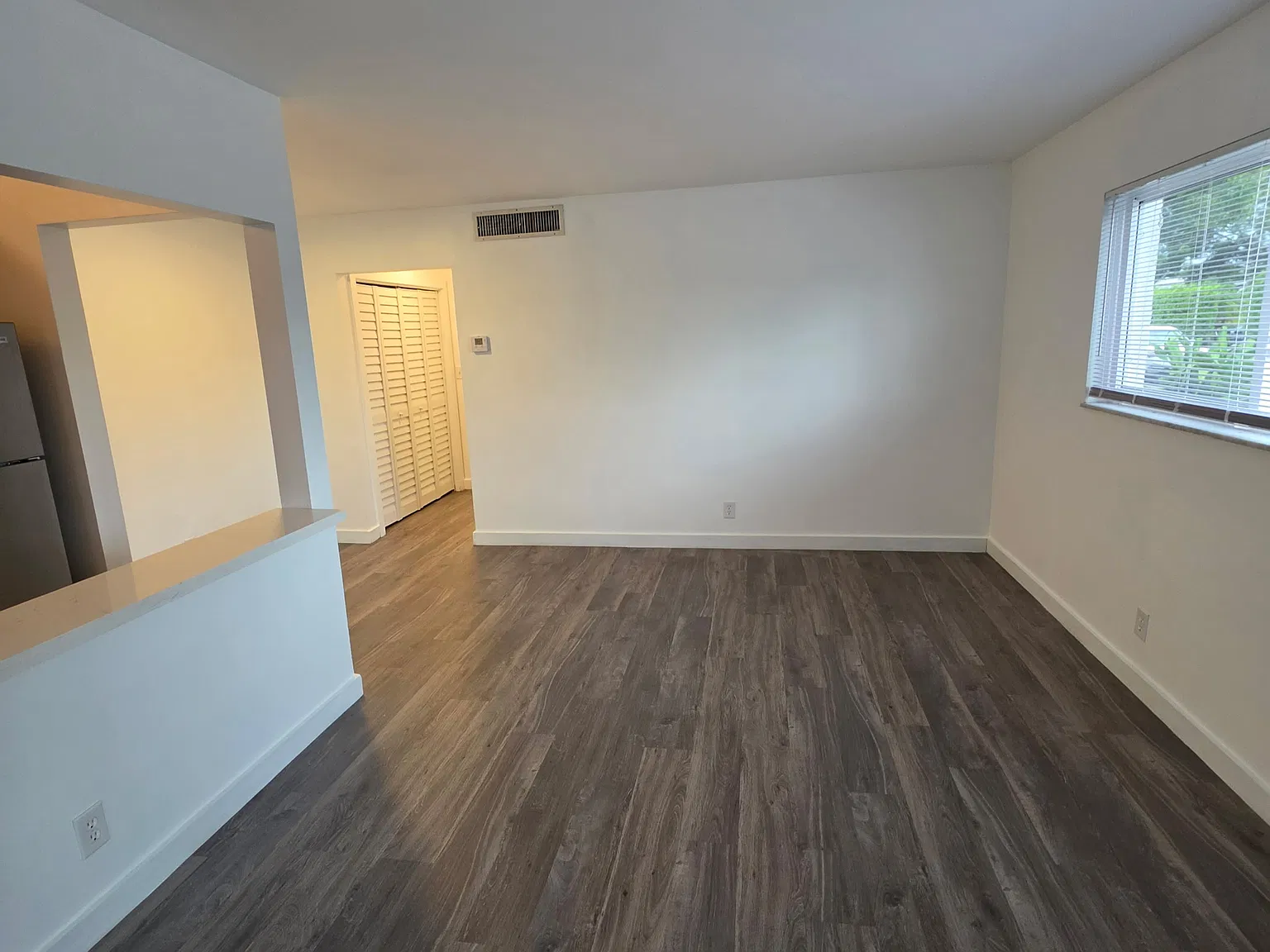 1638 Dewey St — Photo 2