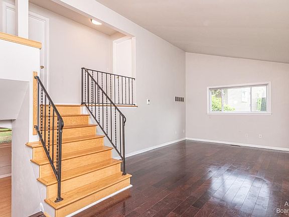 5th image of 1221 Saunders Cres