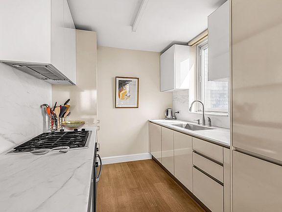 3rd image of 322 W 57th St APT 37T