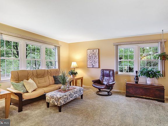 3rd image of 904 Dunbarton Ct