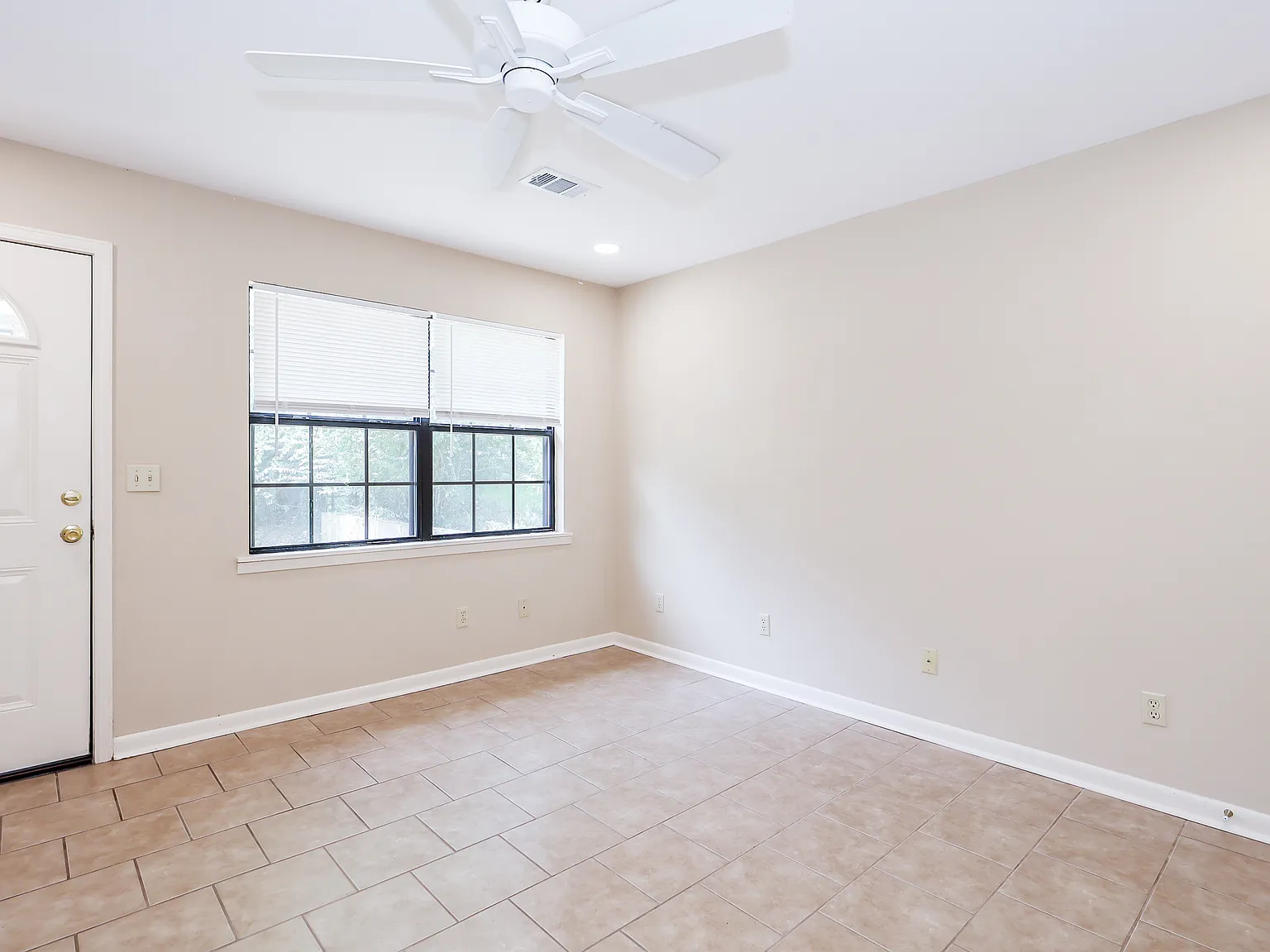 1 bed, 700 sqft, $1,400 — Photo 4