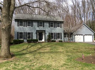 16 Stratford Dr, Clifton Park, NY 12065