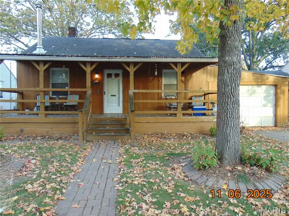 215 Doerr St, Roxana, IL 62084