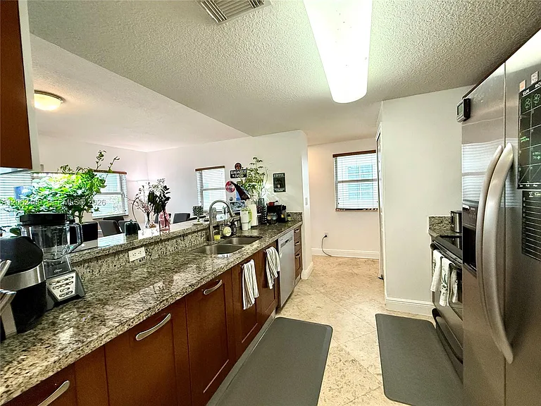 1033 SW 9th Ct #M-2 — Photo 4