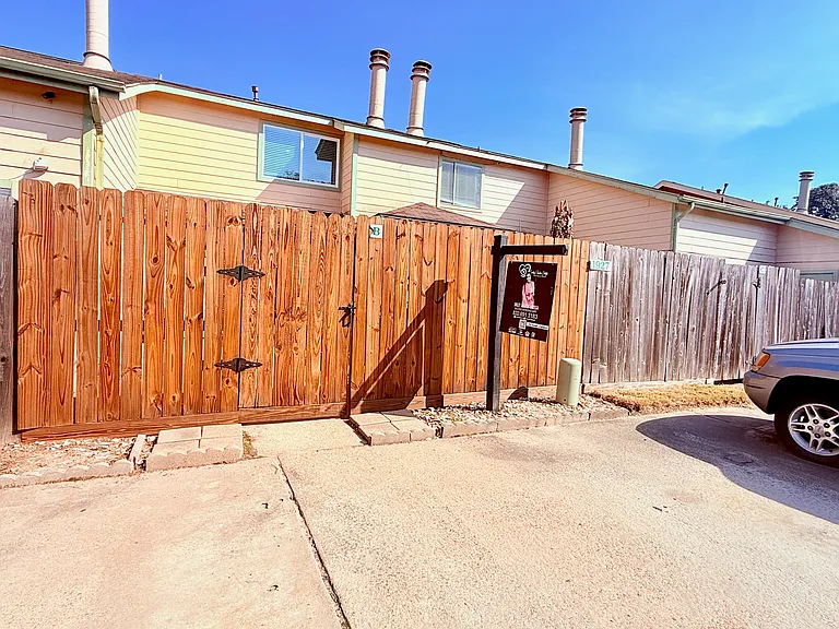 1927 Country Village Blvd #B — Photo 15
