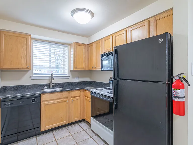 Pear Tree Court Apartments — Photo 11