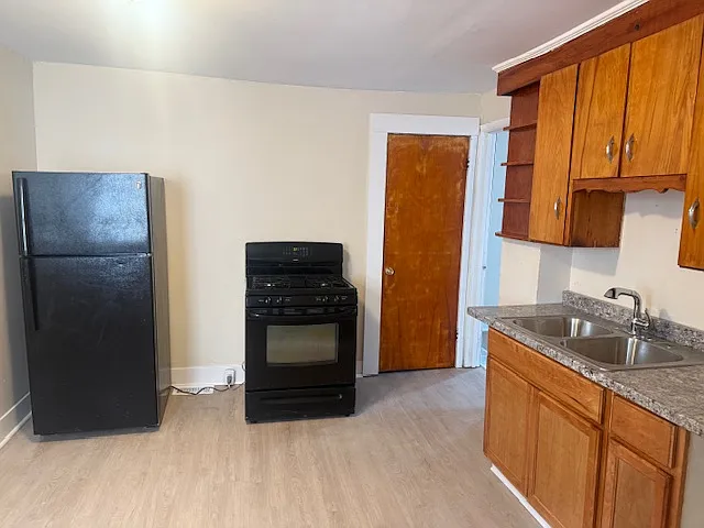 115 W Commercial St — Photo 10