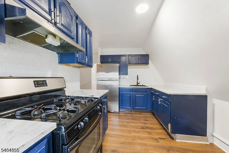3 bed, 1.0 bath, 800 sqft, $2,500 — Photo 2