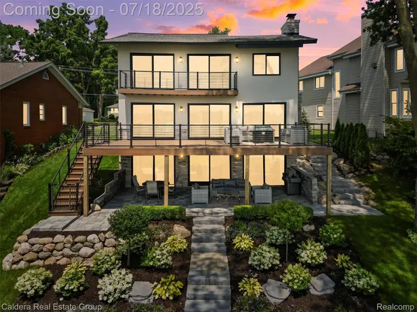 4555 Motorway Dr, Waterford, MI 48328