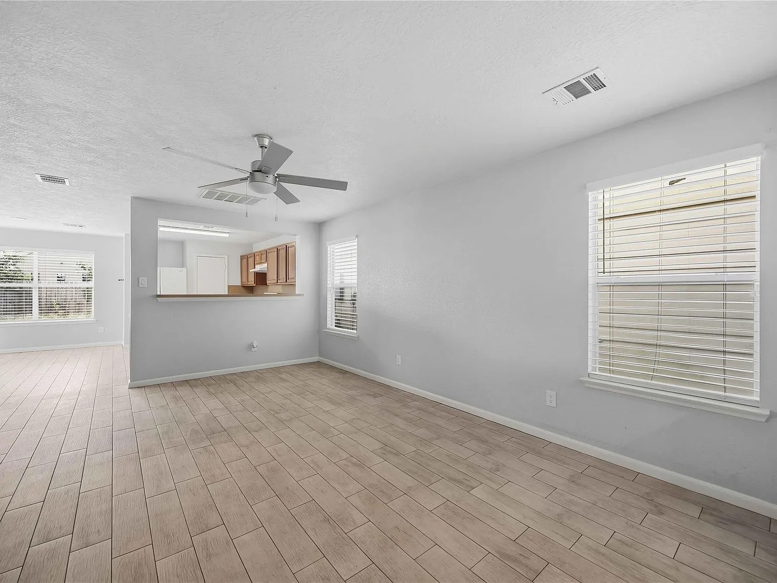 3 bed, 2.5 bath, 1817 sqft, $1,900 — Photo 4