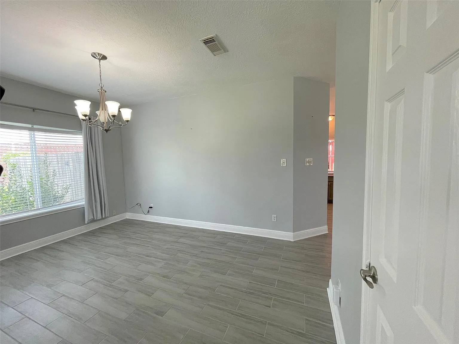 4 bed, 2.5 bath, 2242 sqft, $2,400 — Photo 4