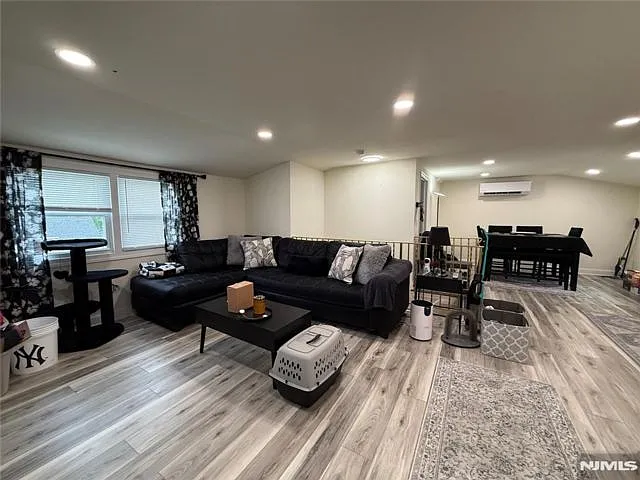 51 Echo Pl #2 — Photo 2