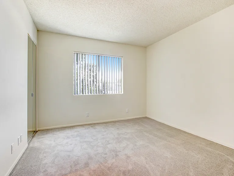 11325 Morrison St — Photo 34