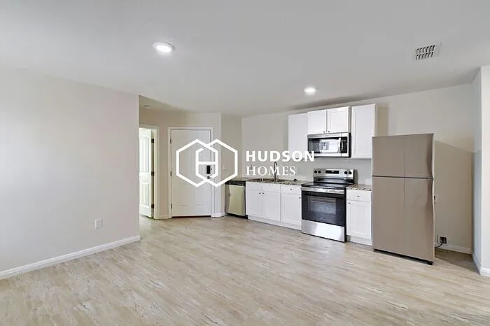 1318 Oak St — Photo 6