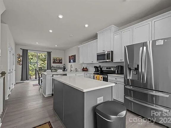 3rd image of 912 Broad River Ln
