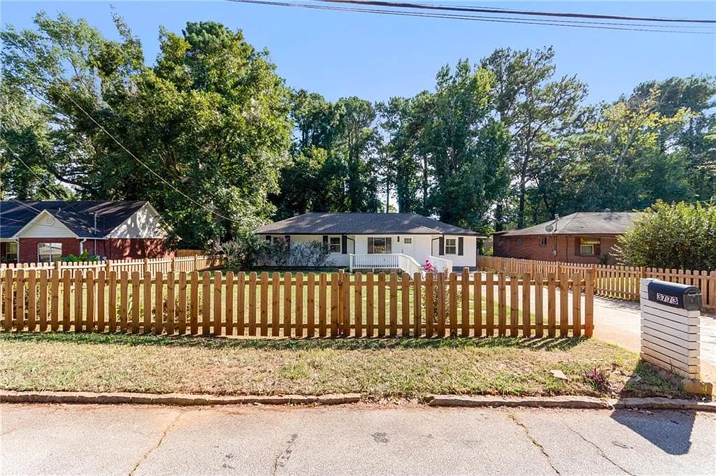 4 bed, 2.0 bath, 1389 sqft, $2,250 — Photo 1
