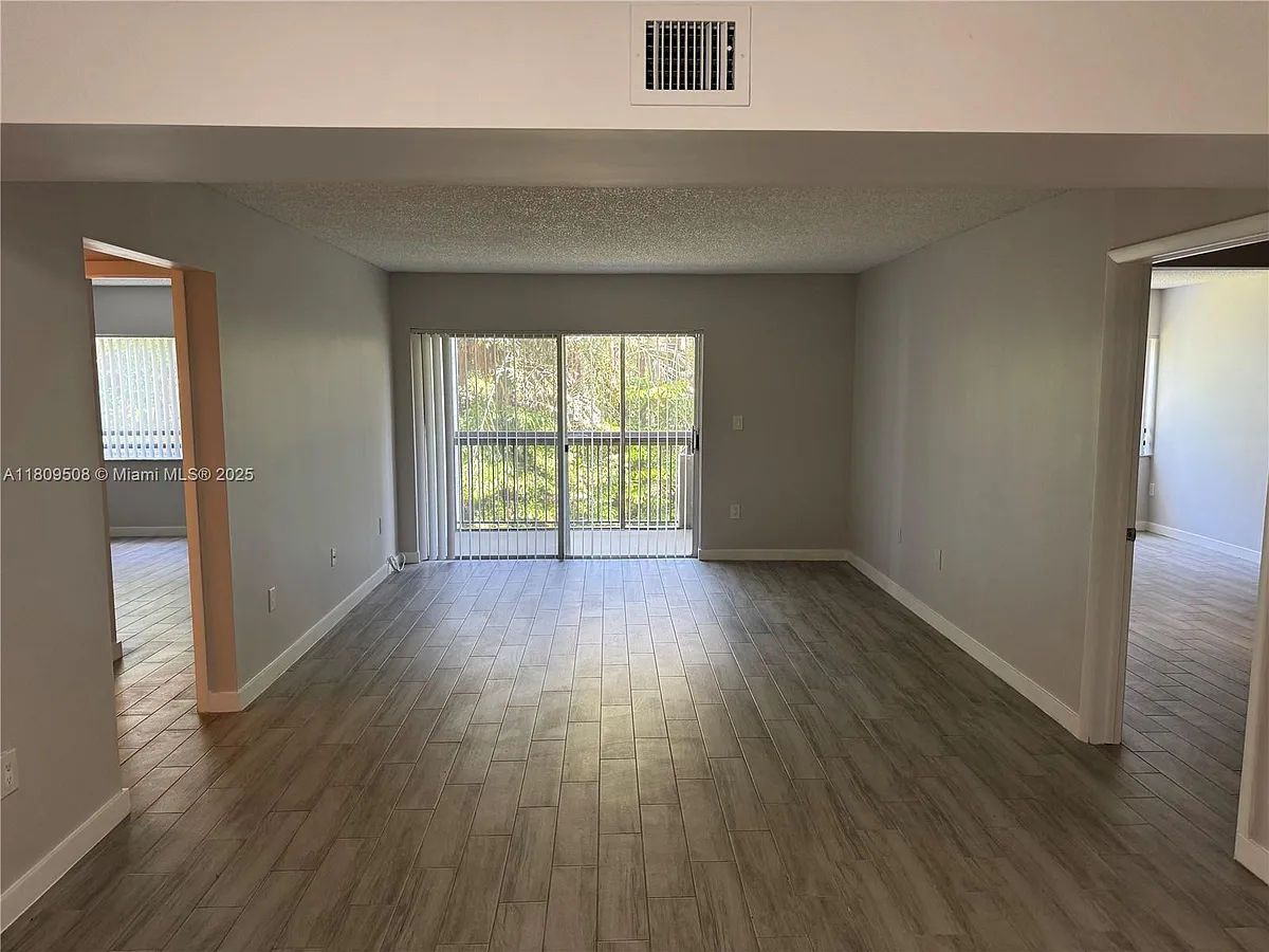 Building Photo - 721 N Pine Island Rd #201