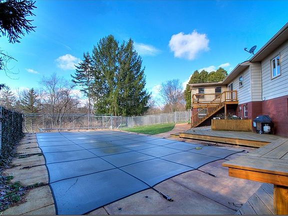 3rd image of 570 Inverlane Dr