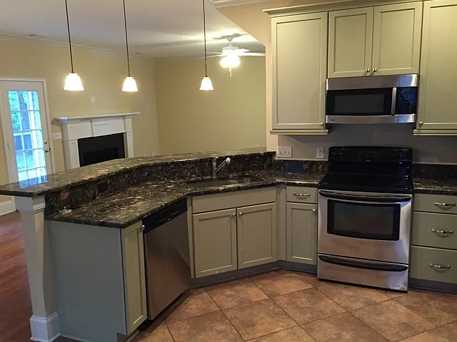 5 bed, 3.0 bath, 2344 sqft, $2,935 — Photo 2