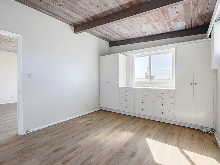 Bedroom showing ceiling