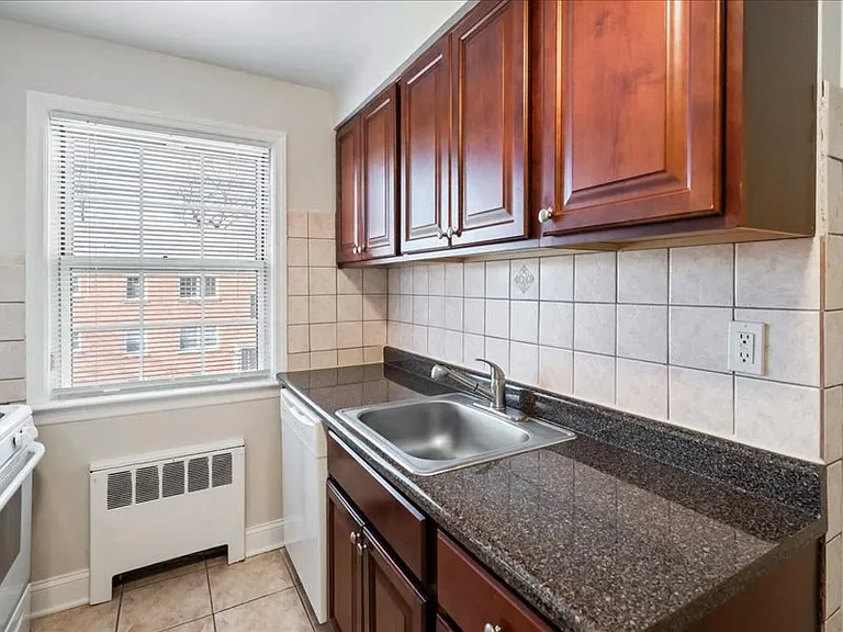 Ridge Gardens Apartments — Photo 15