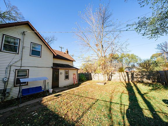 3rd image of 426 8th Ave N