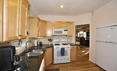 4th image of 2659 Dahlia St