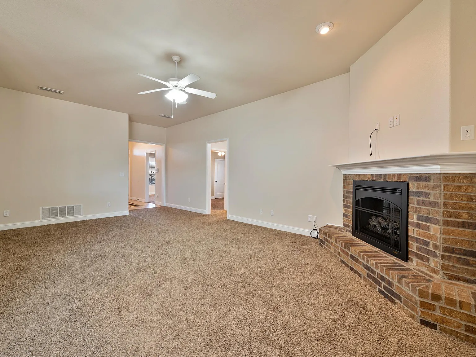 4 bed, 1977 sqft, $2,150 — Photo 3