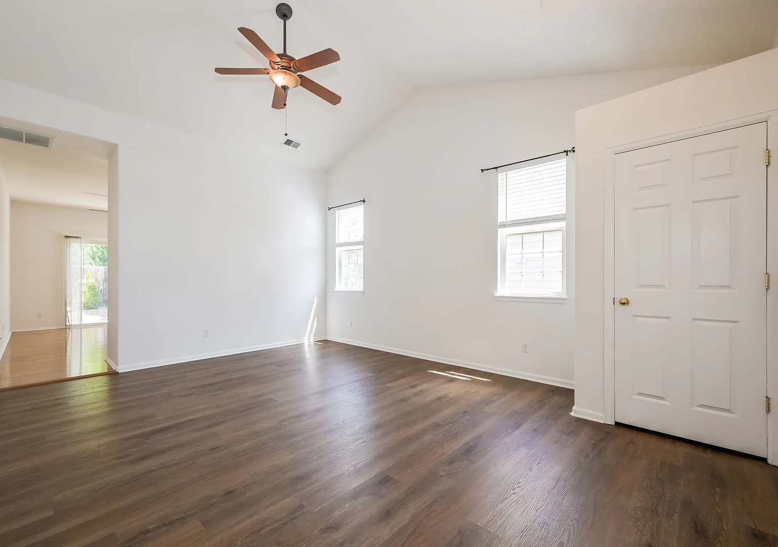 3 Bed/ 2Bath Close to Buckley Space Base — Photo 2