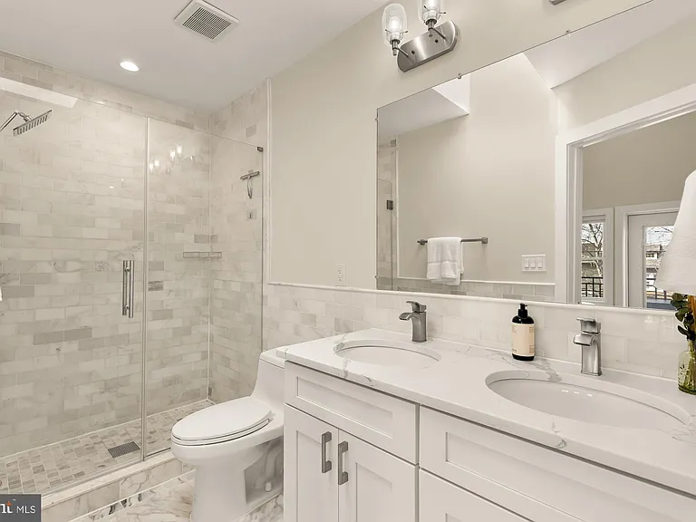 432 Emerson St NW — Photo 36