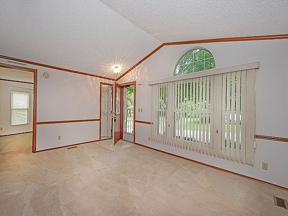 5th image of 201 Meadow Ln