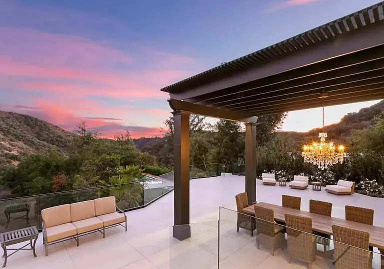 See the painted canvas of the California skyline of Beverly Hills on this outdoor patio.
