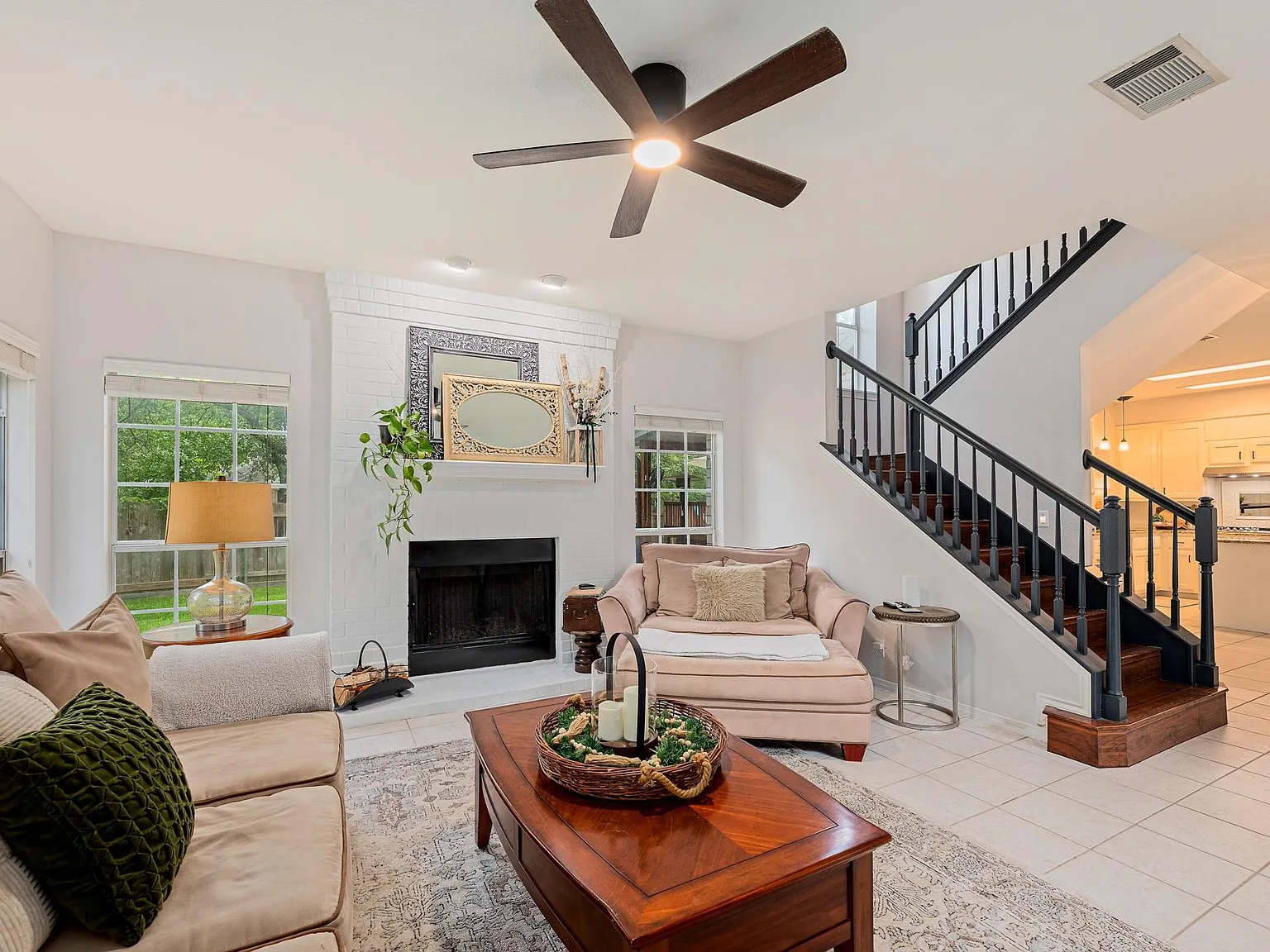 4 bed, 2.5 bath, 2311 sqft, $2,500 — Photo 4