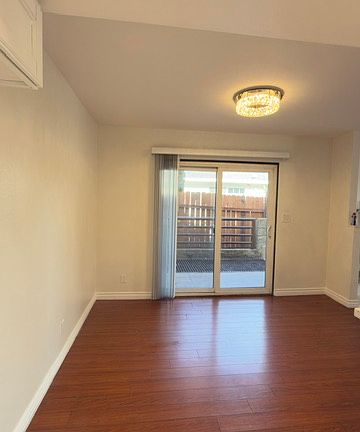 4th image of 717 W Milford St #101