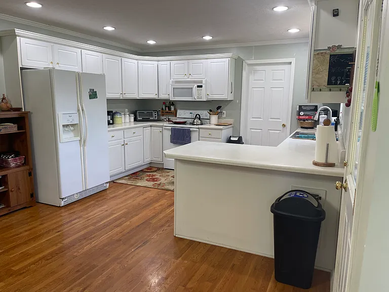 Well furnished kitchen for you to prepare your own meals