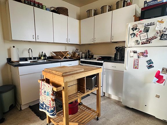 Kitchen (wood island belongs to tenant)