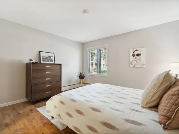 4820 Park Commons Dr APT 135, Saint Louis Park, MN 55416