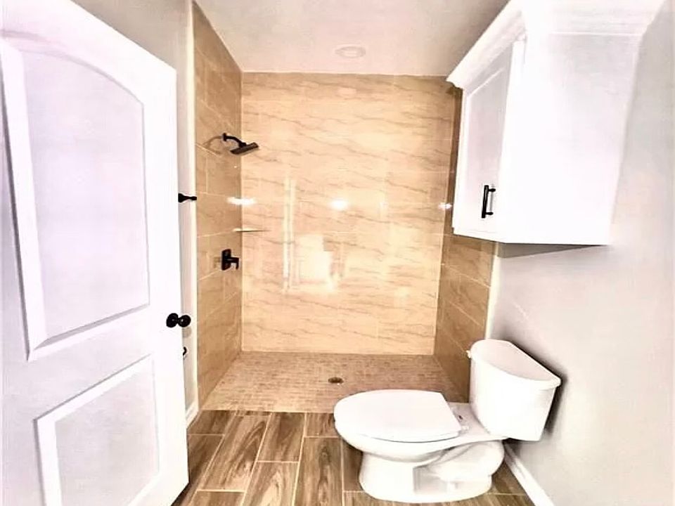 2nd image of 450 W 5th St